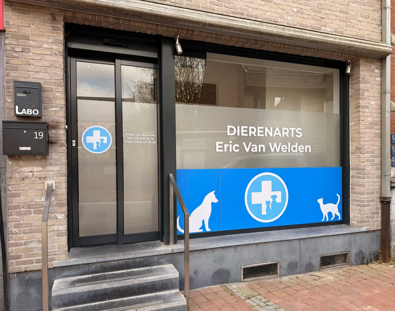 De voorgevel van de dierenartspraktijk en wachtdienst Eric Van Welden in Nevele